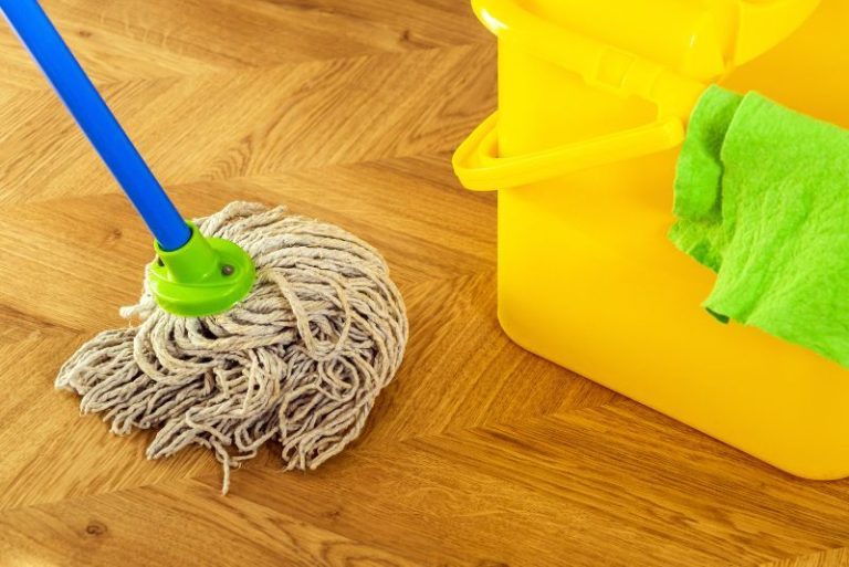 Cara Membersihkan Tumpahan Minyak Di Lantai Dapur